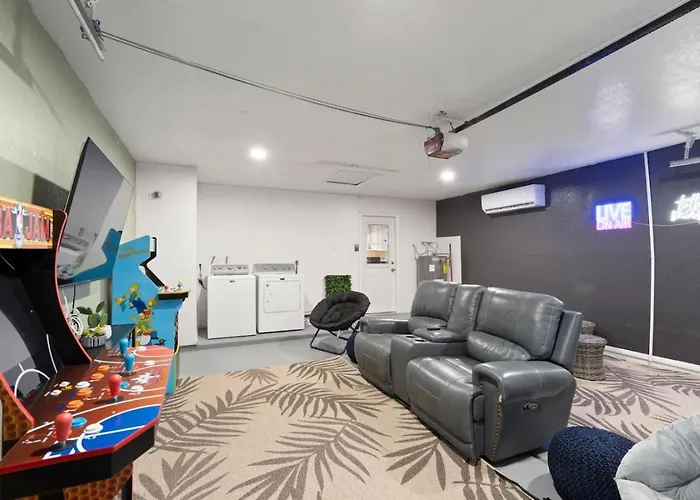 Holiday home Family Friendly Pool 3br 2ba Near Dt